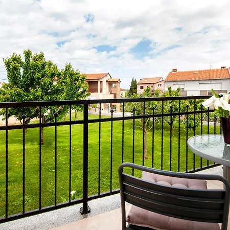 Euphemia Apartman *